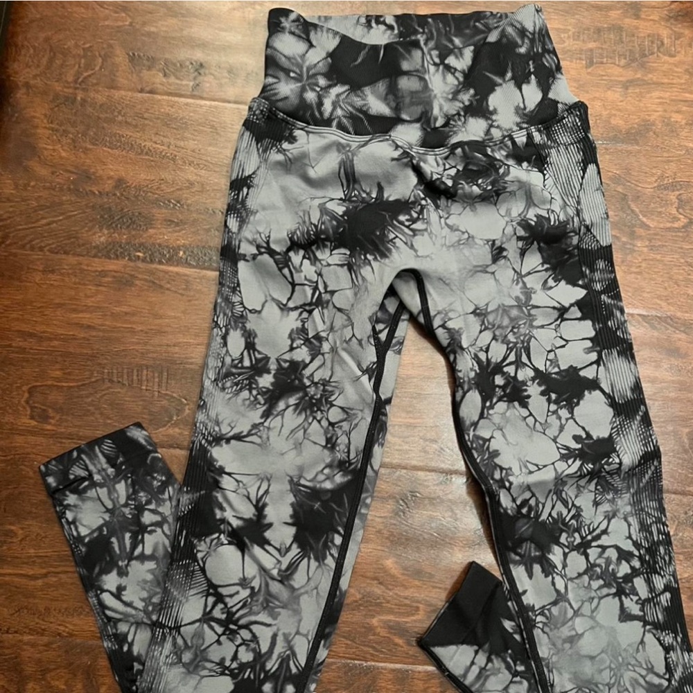 The most flattering tie dye gym leggings 😍